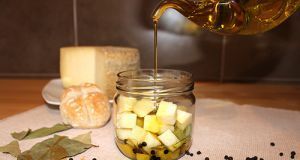 Cheese in spicy oil 